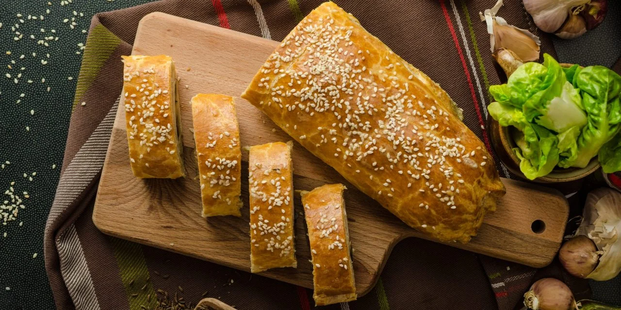 Простой пирог с кабачками, ветчиной и сыром